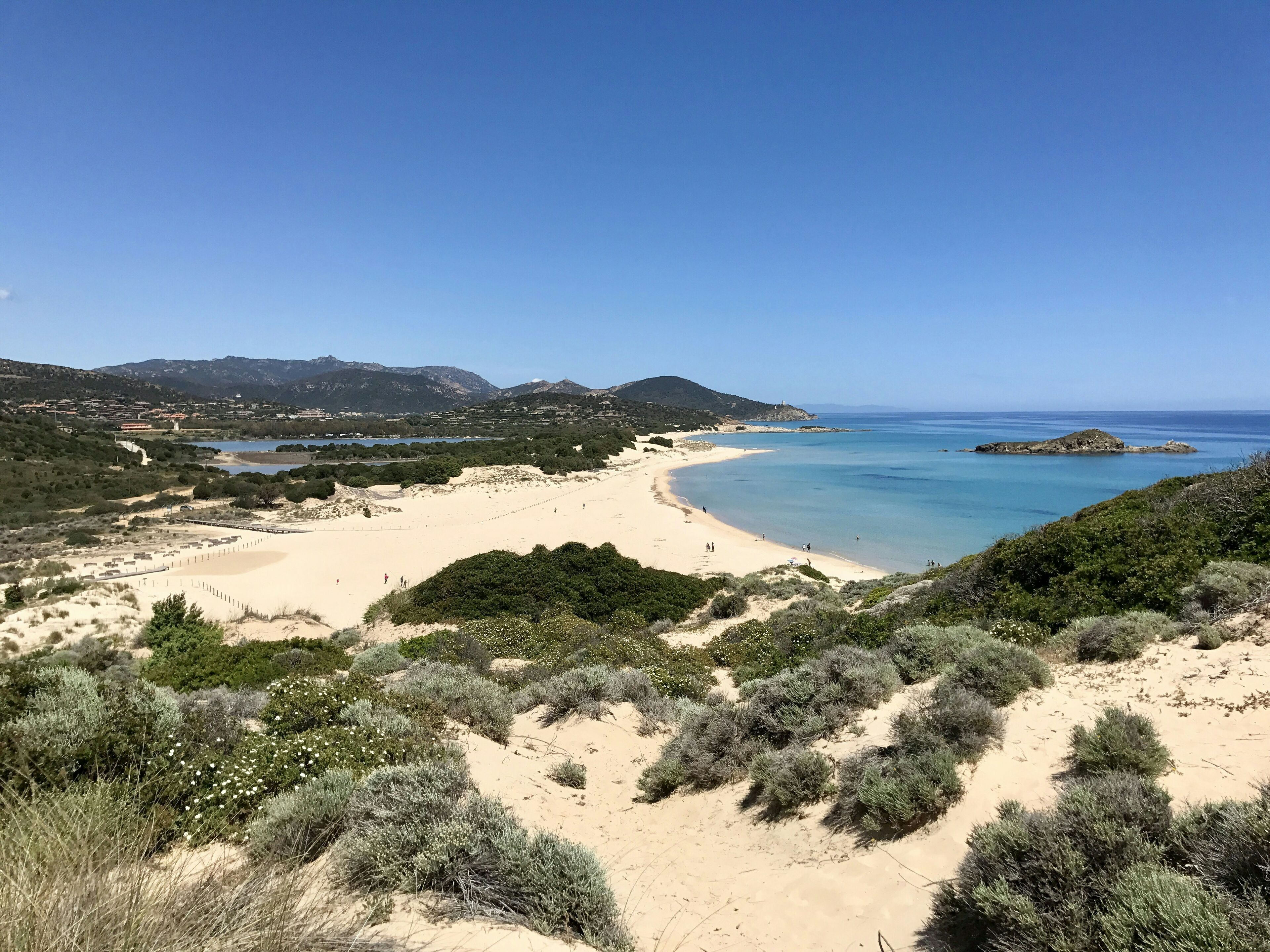 Le dune e il mare della spiaggia di Chia, nel sud della Sardegna