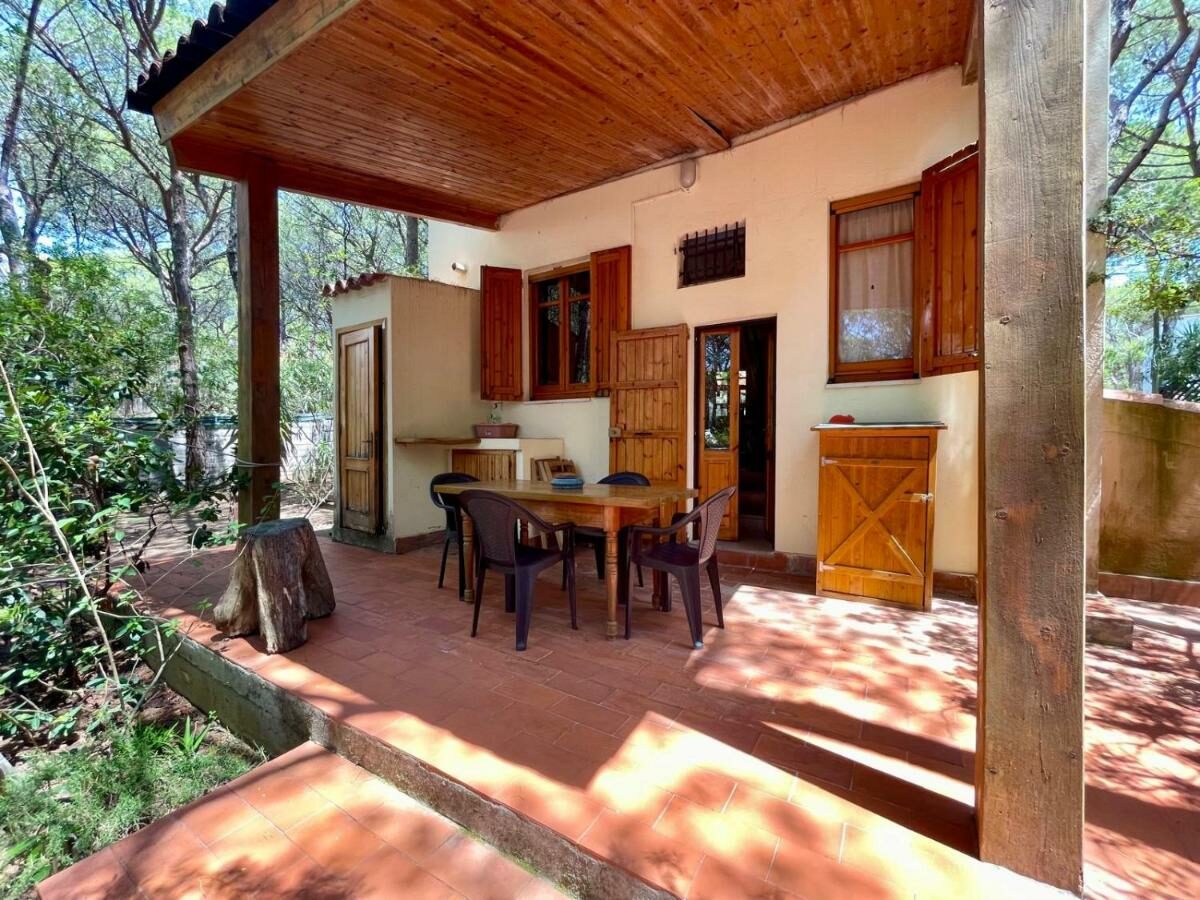 La veranda coperta di Villa Marina con il tavolo da pranzo